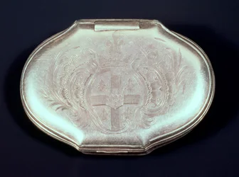Snuff box embossed with a coat of arms, c.1820